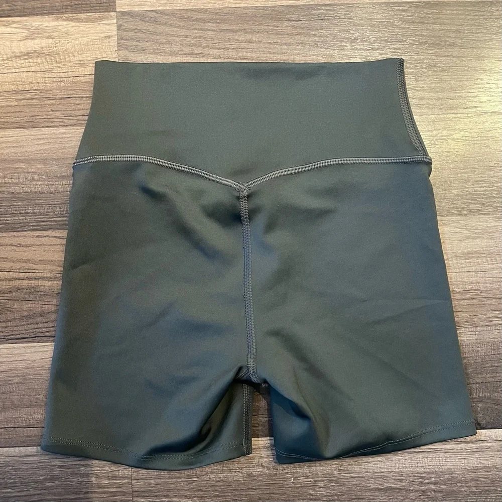 Alo Yoga 5” Airlift Energy Short in Dark Cactus size S Small